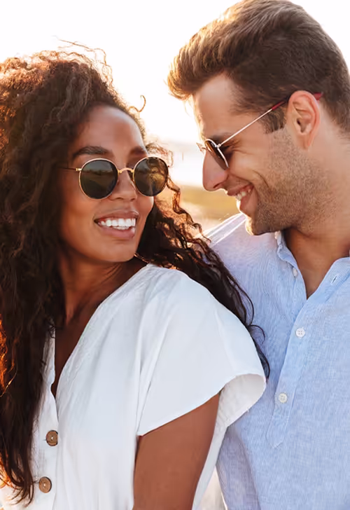 Man en vrouw met stijlvolle zonnebrillen uit de collectie van Kluin Opticiens